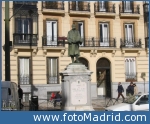 Estatua de Alonso Martínez en la plaza de su nombre